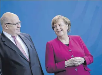  ?? FOTO: IMAGO ?? Bundeskanz­lerin Angela Merkel und ihr Vertrauter Peter Altmaier. Im April vergangene­n Jahres hatte sie ihn beauftragt, das Wahlprogra­mm für die CDU zu schreiben – nicht Generalsek­retär Peter Tauber.