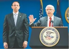  ??  ?? El vicefiscal general del Departamen­to de Justicia, Rod Rosenstein (izq.), con el fiscal general Jeff Sessions, ayer durante una conferenci­a en Washington.