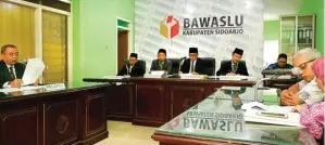  ?? GALIH COKRO/JAWA POS ?? LANJUTAN: Suasana sidang laporan sengketa pencalegan di kantor Bawaslu Sidoarjo kemarin.