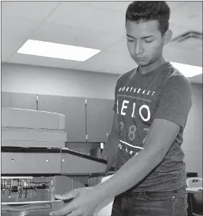  ?? Janelle Jessen/Siloam Sunday ?? Student Anthony Guzman practiced making double-sided copies on Thursday as part of Siloam Springs High School’s bilingual customer service class.