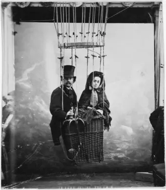  ??  ?? Félix Nadar with his wife, Ernestine, in a balloon, circa 1865