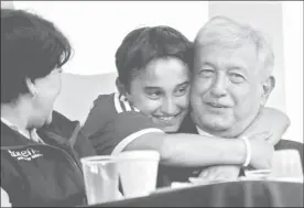  ??  ?? Delfina Gómez y Andrés Manuel López Obrador. Al centro, el hijo menor del dirigente de Morena, Jesús Ernesto López Gutiérrez ■ Foto María Luisa Severiano