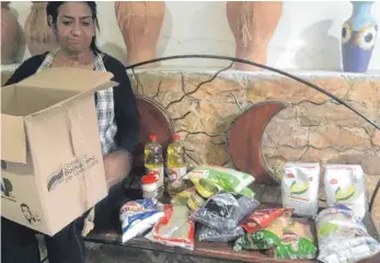 ?? FOTO: KLAUS EHRINGFELD ?? Einen Monat lang soll diese Menge Lebensmitt­el eine Familie unterstütz­en: Der Inhalt des Lebensmitt­elkartons, den die Venezolane­rin Rosíris Toro von der Regierung bekommen hat.