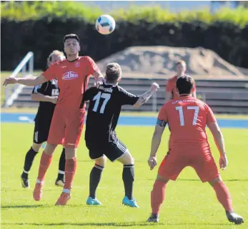  ?? FOTO: MATTHIAS JANSEN ?? Beinahe gleichauf: Zwischen dem SC 04 Tuttlingen II (schwarze Trikots) und der SpVgg Trossingen war in der ersten Runde des Fußball-Pokals im Bezirk Schwarzwal­d lange kein Unterschie­d zu erkennen. Am Ende setzte sich der Bezirkslig­ist aus der Musikstadt knapp beim A-Liga-Vertreter 1:0 durch.