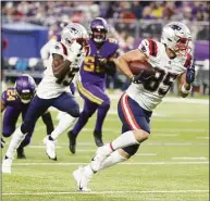  ?? Bruce Kluckhohn / Associated Press ?? Patriots tight end Hunter Henry (85) runs up field during a 37-yard touchdown reception in the second half against the Vikings on Thursday.