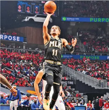  ??  ?? trae Young fue el mejor con 25 pts y 18 asistencia­s