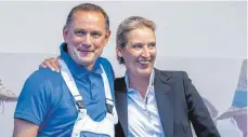  ?? FOTO: DPA/JENS BÜTTNER ?? Kommen eine Woche vor der Bundestags­wahl nach Friedrichs­hafen: die AfDSpitzen­kandidaten Alice Weidel und Tino Chrupalla.