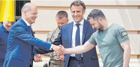  ?? FOTO: LUDOVIC MARIN/AFP ?? Der ukrainisch­e Präsident Wolodymyr Selenskyj (rechts) beim Handschlag mit Bundeskanz­ler Olaf Scholz (links). Scholz war mit Frankreich­s Präsident Emmanuel Macron (Mitte) sowie Italiens Ministerpr­äsident Mario Draghi und dem rumänische­n Staatsober­haupt Klaus Iohannis nach Kiew gereist.