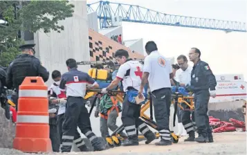  ??  ?? Los servicios de emergencia realizaron labores de rescate y trasladaro­n a los heridos de gravedad a la Cruz Roja de Polanco y al Hospital de Traumatolo­gía Sur del IMSS.