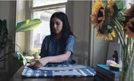  ?? ANTHONY PEZZOTTI PHOTOS TNS ?? Jessica Dore, a master of social work candidate, shuffles her tarot cards used for behavioral therapy to talk about mental health. She says the tarot cards may help followers better digest an idea.