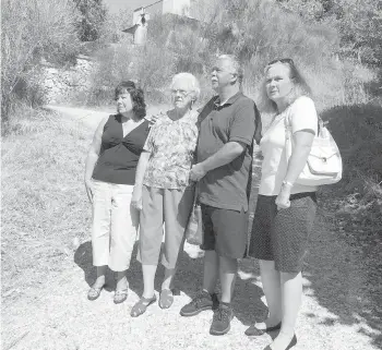  ?? HISTORY CHANNEL ?? Campbell River retiree Jim Whitford with his mother, Margaret, and sisters Sharon Press and Cathy Munroe in Italy for an episode of History Channel’s War Junk.