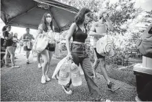  ?? Annie Mulligan / Contributo­r ?? Roomates Britney Hsu and Ysabella Domingo carry supplies into their dorm room during move-in day at Rice University on Aug. 15. The campus has seen a surge in COVID-19 cases.