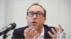  ??  ?? Advierte. Jimmy Wales, de Wikipedia, señaló que es muy arriesgado responsabi­lizar a las plataforma­s de las violacione­s a la autoría.