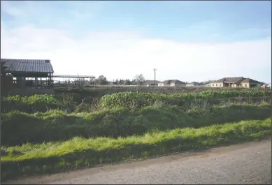  ?? BEA AHBECK/NEWS-SENTINEL ?? The Rocha Bros. Dairy, now rented by another dairyman, is located near new housing developmen­ts in Galt. They would like to divide the land into 25 lots to sell to people in search of small country estates, but a county general plan rule limits his...