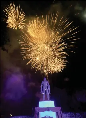  ?? ALDO NELBERT BANAYNAL ?? A fireworks display lights up the sky last night following the unveiling of a marker on the restored statue of Italian scholar and explorer Antonio Pigafetta at Plaza Independen­cia’s Fort San Pedro.