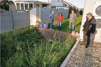  ?? RP-FOTO: WOLFGANG KAISER ?? Die Anwohner Heinz Konnen, Susanne und Christian Stichmann sowie Josef Weidenfeld (von links) sind irritiert über die Gebührenbe­scheide des Wasser- und Bodenverba­ndes wegen der Reinigung des Grabens.