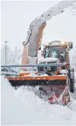  ?? FOTO: DAVID SPECHT ?? Das kann man sich im schneelose­n Lindau kaum vorstellen:Im Hinterland waren Winterdien­ste am Donnerstag stundenlan­g damit beschäftig­t, Schneemass­en beiseite zu räumen.