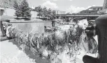  ?? Steve Gonzales / Staff photograph­er ?? Plastic litter from Buffalo Bayou in downtown Houston. The Legislatur­e left it to communitie­s to clean up the mess.