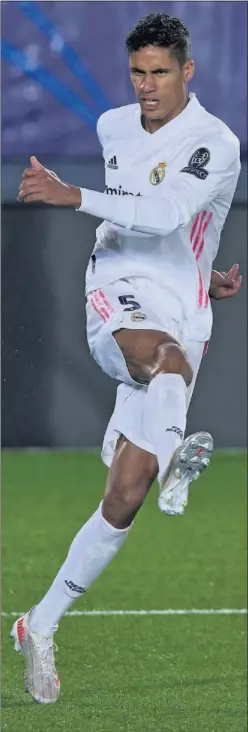  ??  ?? Varane, durante un partido de esta temporada con el Madrid.