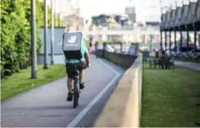  ?? FOTO KIONI PAPADOPOUL­OS ?? Alle fietsbeweg­ingen van de fietskoeri­ers van Deliveroo worden geregistre­erd via een app.