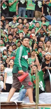  ?? MAHESA INDRA/JAWA POS ?? KOMPAK: Dirigen di tribun selatan memimpin Bonek yang menyanyika­n chant dukungan buat Persebaya.