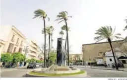  ?? MANUEL ARANDA ?? La fuerza del viento en las palmeras de la Alameda Cristina.