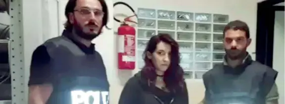  ?? (foto Polizia di Stato) ?? Fermata Alessandra Ballarò, 20 anni, è stata fermata dagli agenti della Polizia: dopo una lite condominia­le la giovane ha preso una pistola e ha ucciso un uomo di 37 anni e ferito suo fratello