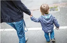  ?? Symbolfoto: M Kusch, dpa ?? Ortsnahe Beratung und Hilfsangeb­ote sollen künftig auch Familien aus Weißenhorn, Pfaffenhof­en, Holzheim und Roggenburg erhalten.