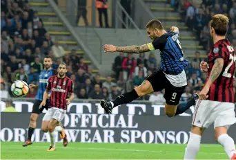  ?? (Reuters, Getty Images) ?? Protagonis­ta Mauro Icardi, 24 anni, ha deciso il derby con la sua tripletta. A sinistra, l’attaccante argentino esibisce la maglia dopo aver realizzato il rigore del 3-2. A destra, l’acrobazia in occasione del secondo gol. L’attaccante argentino sale a...