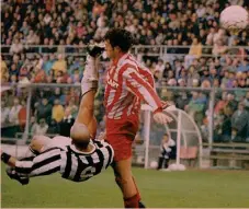  ??  ?? La Champions e la rovesciata: due momenti bianconeri di Gianluca Vialli. Il trionfo di Roma ’96 e un’acrobazia contro la Cremonese OMEGA