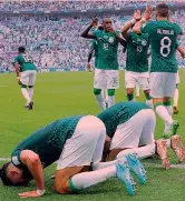  ?? AFP ?? Grazie Allah
I giocatori dell’Arabia Saudita festeggian­o il gol del pareggio contro l’Argentina nel match disputato lo scorso martedì