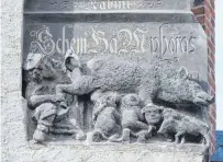  ?? FOTO: WINFRIED ROTHERME/IMAGO ?? Ein antisemiti­sches Relief, die sogenannte Judensau-skulptur befindet sich an der evangelisc­hen Stadtkirch­e in Wittenberg. Auf einer Tafel an der Kirche heißt es:
„An der Südostecke der Stadtkirch­e befindet sich seit etwa 1290 ein Hohn- und Spottbild auf die jüdische Religion. Schmähplas­tiken dieser Art, die Juden in Verbindung mit Schweinen zeigen –Tiere, die im Judentum als unrein gelten – waren besonders im Mittelalte­r verbreitet.“