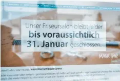  ?? Fotos: Thorsten Jordan ?? Friseure wie Nadine Ehrich (oben) oder Elisabeth Arzberger (links) aus dem Landkreis Landsberg können ihrem Handwerk im zweiten Corona‰Lockdown nicht nachgehen. Wann öffnen die Salons wieder?