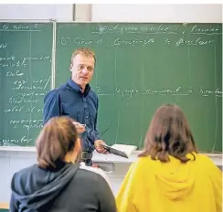  ?? RP-FOTO: ORTHEN ?? Vor allem Realschüle­r entscheide­n sich für die Oberstufe des Georg-Büchner-Gymnasiums (im Bild Lehrer Roland Bursch im Unterricht).
