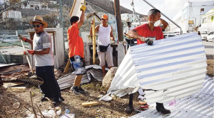  ??  ?? Van de huizen heeft 91 procent schade, een derde is totaal verwoest, meldt het Rode Kruis. Bewoners van Sint-Maarten zijn begonnen met puinruimen en herstelwer­kzaamheden.