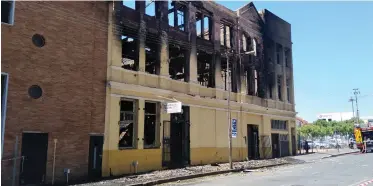  ?? | MTHUTHUZEL­I NTSEKU ?? THIS building in Albertus Street in the CBD was gutted in a fire early yesterday.