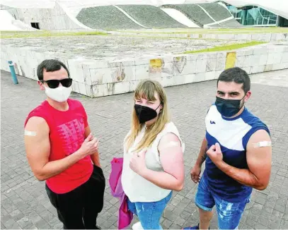  ?? EP ?? Tres jóvenes muestran sus brazos tras ser vacunados en Santiago de Compostela