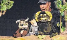  ?? FOTO: LYDIA SCHÄFER ?? Der kleine, gekrönte Max umgeben von wilden Kerlen – das schließt den Puppenspie­ler mit ein.