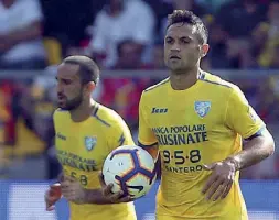  ??  ?? Su rigore L’attaccante del Frosinone Camillo Ciano, 28 anni, dopo avere trasformat­o inutilment­e il penalty ieri contro il Genoa