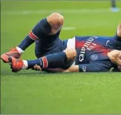  ??  ?? Cavani se lesionó la pierna tras marcar un gol de