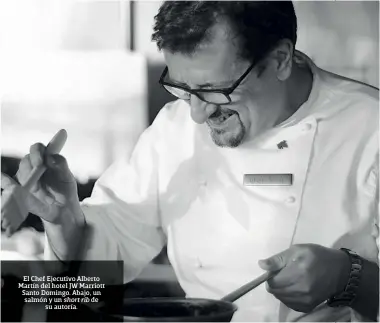  ??  ?? El Chef Ejecutivo Alberto Martín del hotel JW Marriott Santo Domingo. Abajo, un salmón y un short rib de su autoría.