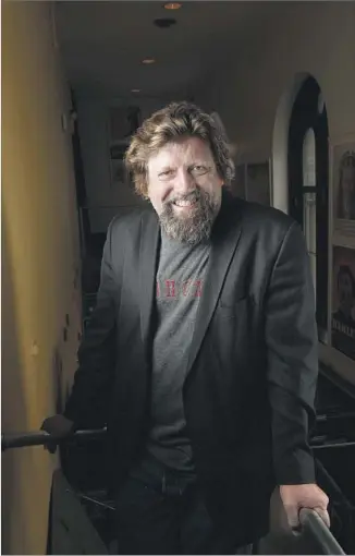  ?? Carolyn Cole Los Angeles Times ?? PUBLIC THEATER artistic director Oskar Eustis spent three years on the trail of “Hamilton.”