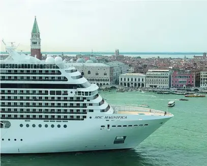  ?? REUTERS ?? Esta imagen de los mastodónti­cos cruceros entrando en Venecia ya no volverá a repetirse, de momento