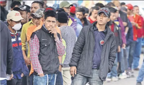  ??  ?? Miles de migrantes enfrentan dificultad­es en Tijuana en su intento por cruzar a EU; su única certeza es que su viaje termina con la separación de su familia.