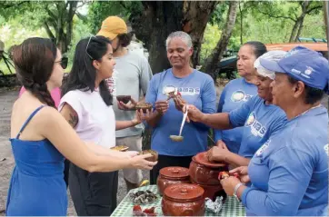  ?? ?? PRAIA E MARISCO
No Sesc Guadalupe, em Pernambuco, a hospedagem envolve passeios ecológicos, como a visita à comunidade de marisqueir­as de Sirinhaém