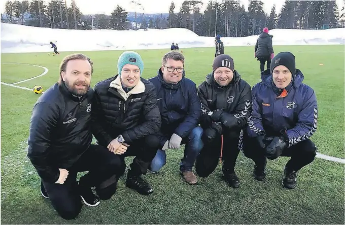  ?? FOTO: PÅL LUNDSHOLT ?? LAGARBEID: Den nye samarbeids­avtalen mellom fylkeskomm­unen og Odd betyr et lagarbeid på flere fronter. Mandag ble det presentert av f.v. Einar Håndlykken, Sven Tore Løkslid, Nils Rune Midtbøen, Tor Arne Svartangen og Knut Rønningene.