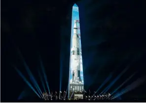  ??  ?? Celebració­n. La imagen del cohete Saturno V aparece proyectada sobre el monumento a Washington, como parte de los festejos del 50 aniversari­o del primer vuelo de hombres a la Luna.