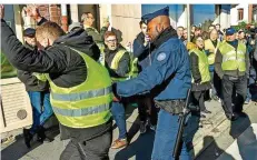  ?? FOTO:HUGUEN/AFP ?? Im Norden Frankreich­s protestier­ten am 9. November Anhänger der Bewegung „Gelbe Westen“gegen hohe Benzinprei­se.