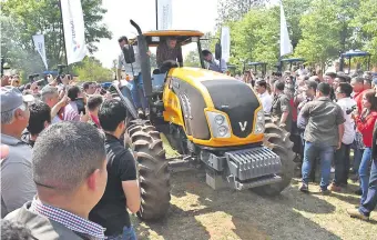  ??  ?? El presidente Mario Abdo al volante de un tractor ayer en Liberación, San Pedro, donde se lanzó la campaña sesamera 2019-20. Lo acompaña en la máquina (a la izq.) el ministro Rodolfo Friedmann.