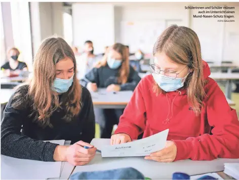  ?? FOTO: BALK/DPA ?? Schülerinn­en und Schüler müssen auch im Unterricht einen Mund-Nasen-Schutz tragen.